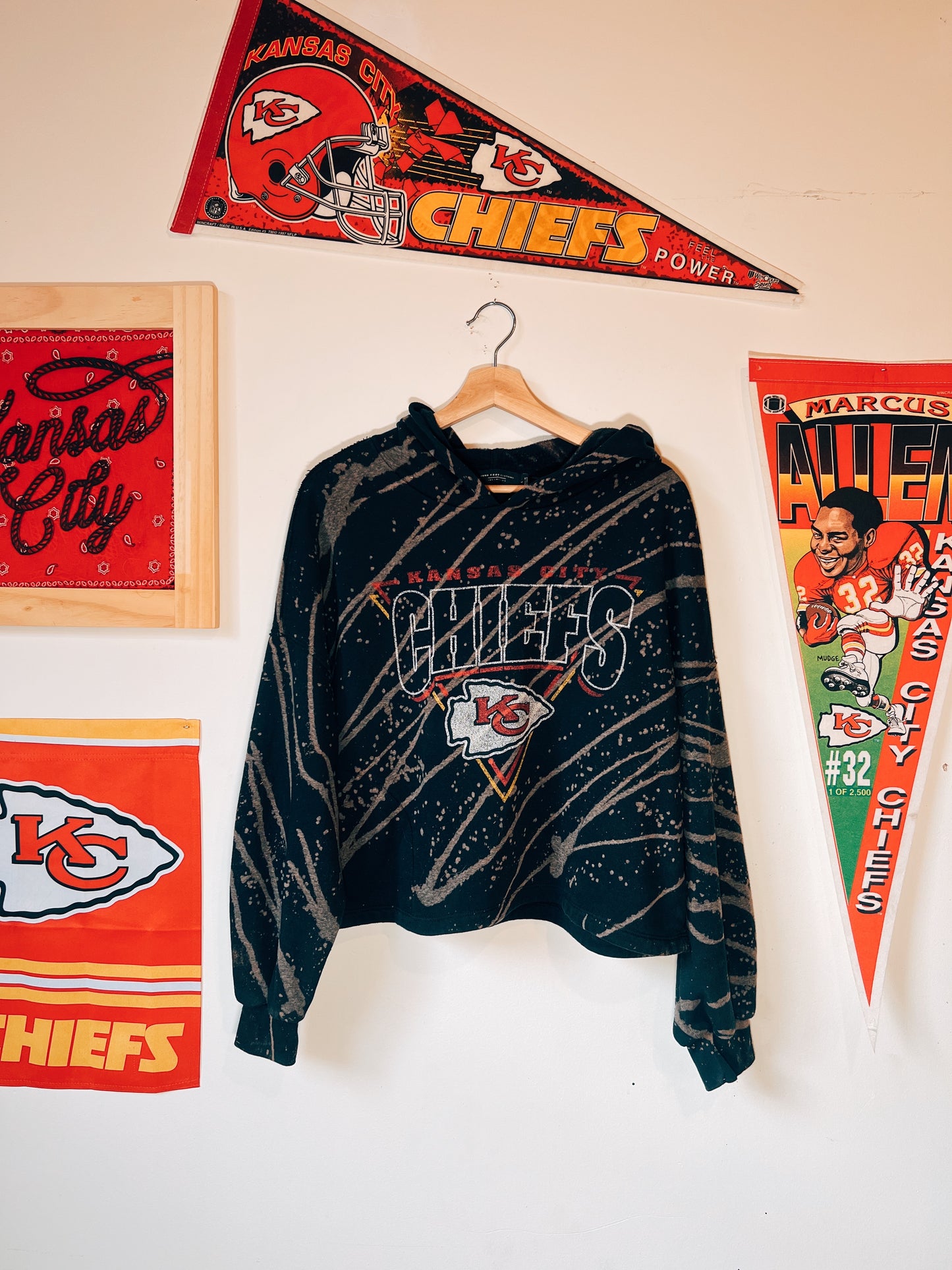 CHIEFS CROPPED HOODIE