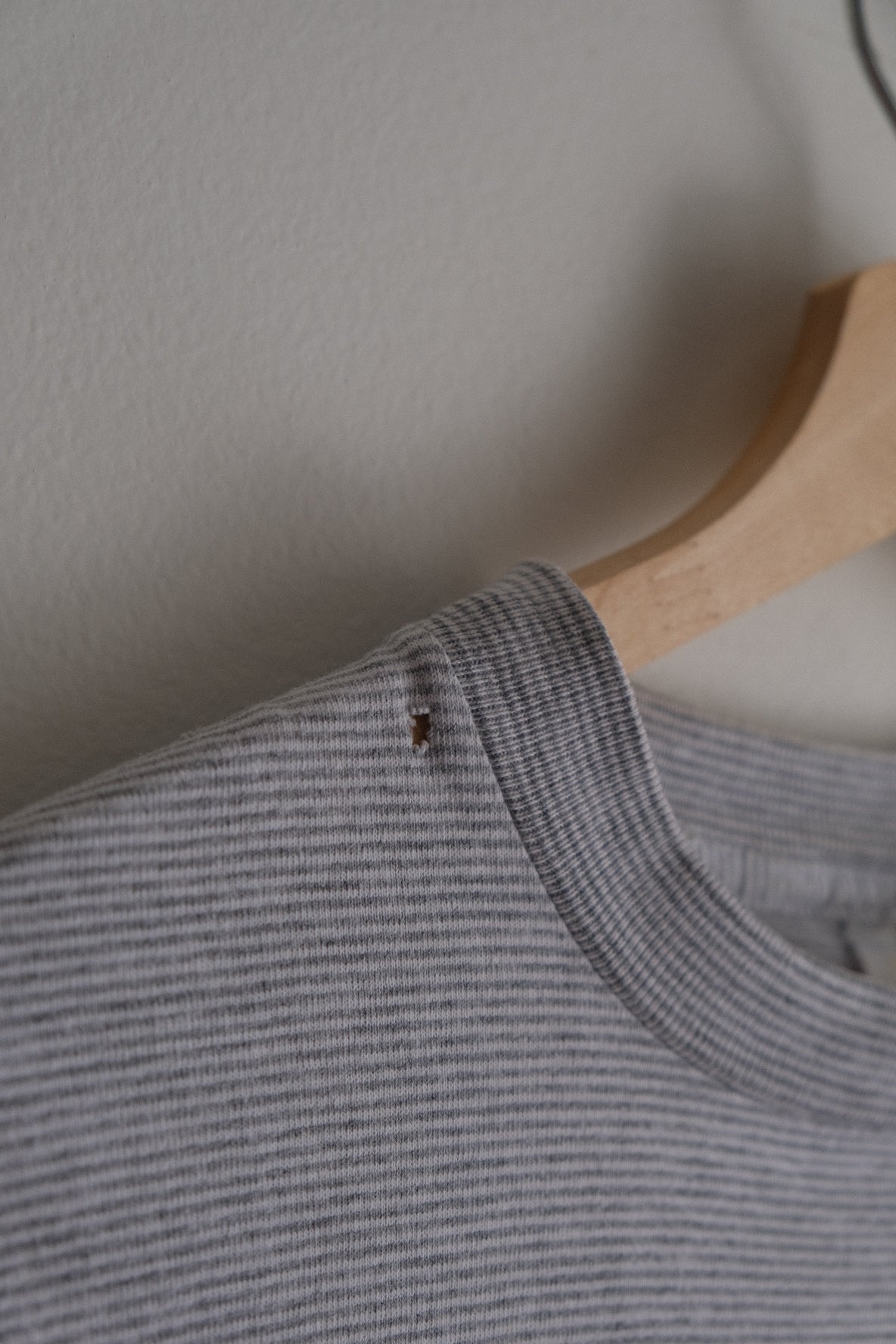 STRIPPED TEE